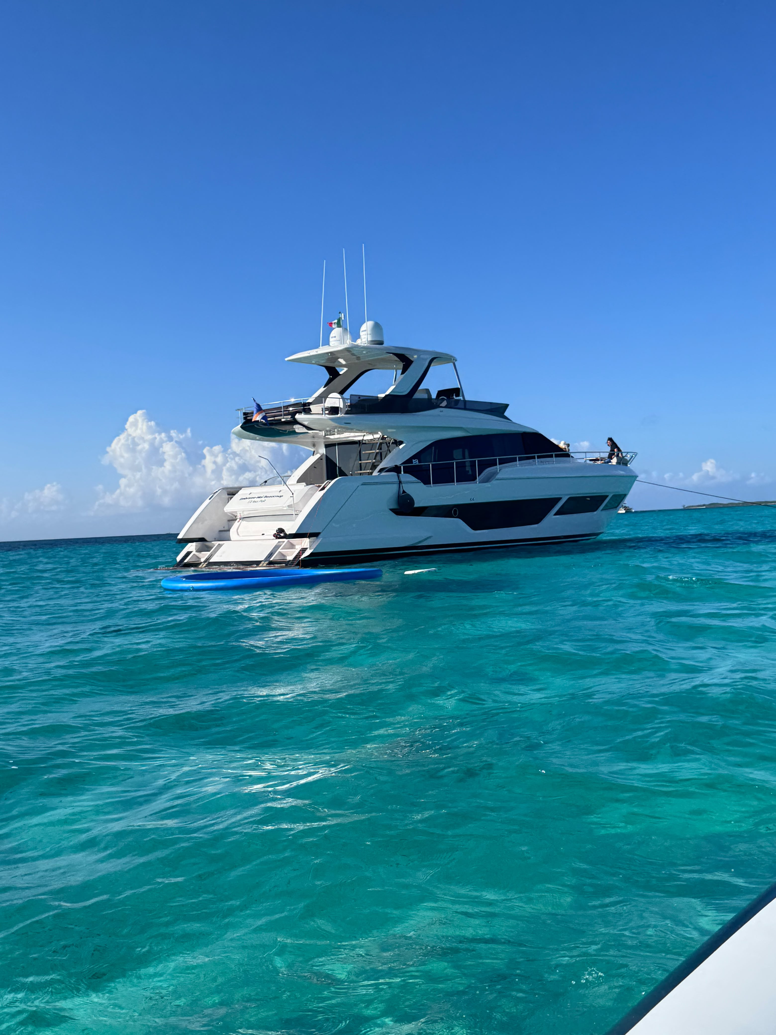 Yate de lujo anclado en agua cristalina frente a Isla Mujeres