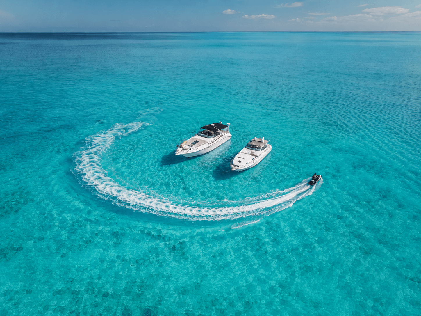 Yates de lujo en el Caribe turquesa de Cancún — Blue Waves