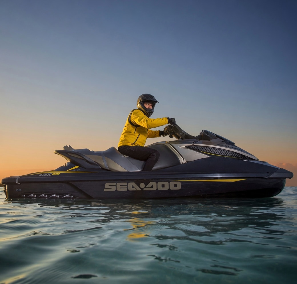 Jet ski Sea-Doo al atardecer en el Caribe, charter Blue Waves